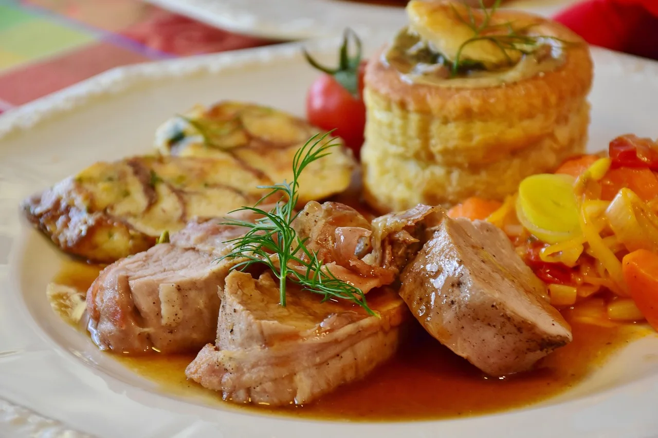 pig, fillet, pork tenderloin, vegetables, garnish sauce, cook, kitchen, flesh, pork, meal, fillet piece, food, mushrooms, edible, cut, cooke